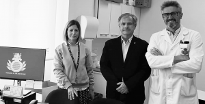 En la imagen, el director general de la Mutualidad, José Elías Gallegos, junto al coordinador del servicio de urgencias del Hospital Santa Clotilde, el Dr. Eduardo Rojo, y la directora financiera del Hospital y de SSGG, María Jesús Calzada.