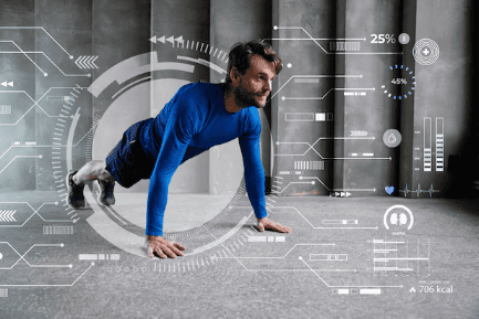 Futbolista haciendo ejercicio en gimnasio con tecnología avanzada para deportistas profesionales.