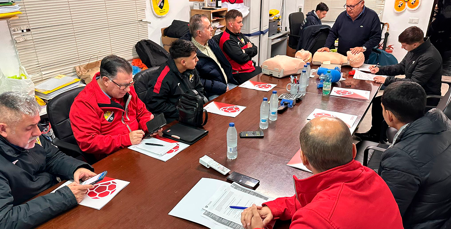 ISLAS BALEARES ACOGE UN CURSO DE FORMACIÓN DE DESFIBRILADOR EXTERNO SEMIAUTOMÁTICO PARA REFORZAR LA SEGURIDAD EN EL FÚTBOL