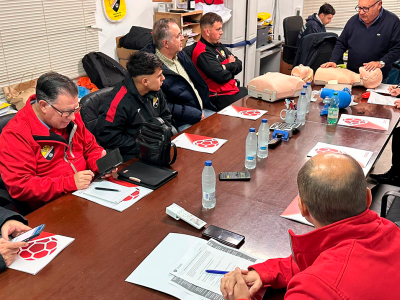 ISLAS BALEARES ACOGE UN CURSO DE FORMACIÓN DE DESFIBRILADOR EXTERNO SEMIAUTOMÁTICO PARA REFORZAR LA SEGURIDAD EN EL FÚTBOL